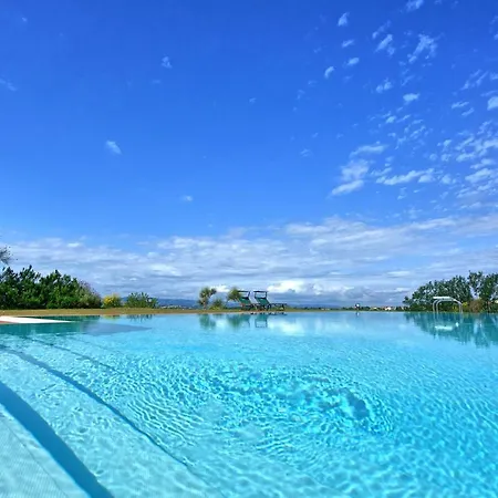 Villa Sleeps 8 Pool Wifi